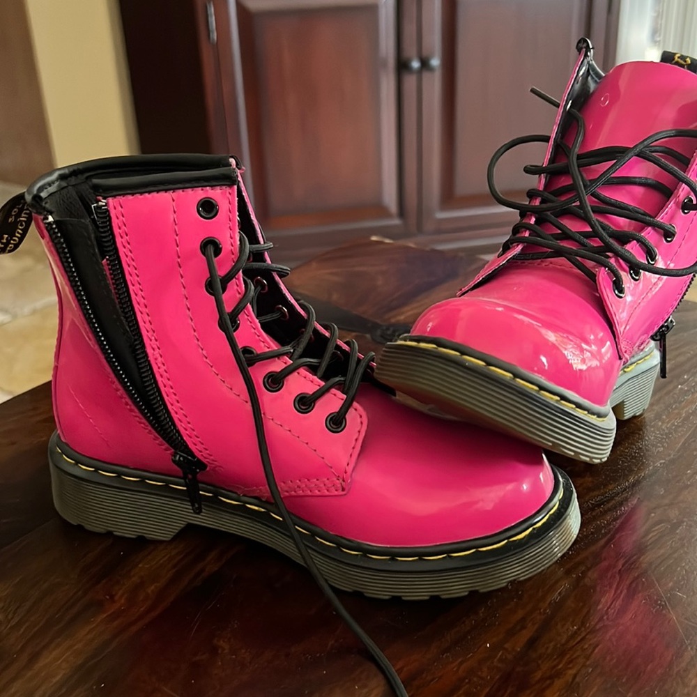 Dr. Martens Hot Pink patent leather boots never worn GIRLS